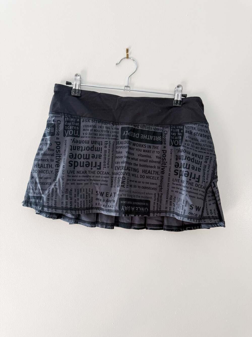 VTG Y2K Lululemon Pace Setter Skirt Size 6 Newspaper Print Athletic Skort